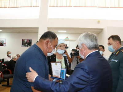Жамбылдағы жарылыстан қаза тапқандардың жақындарына наградалар берілді