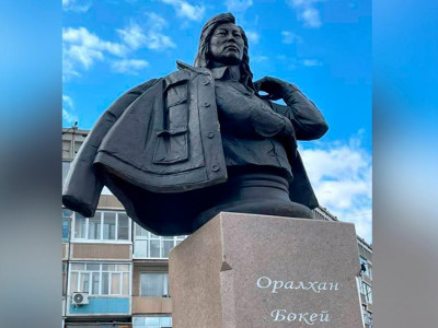 Өскеменде Оралхан Бөкейдің жаңа мүсіні орнатылды