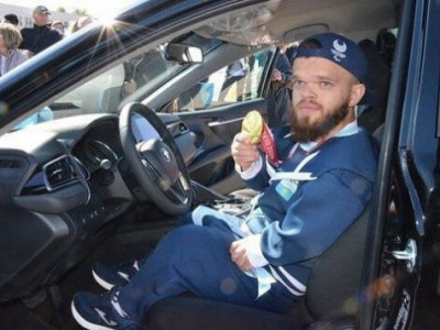 Паралимпиада чемпионына көлік пен пәтер сыйға тартылды