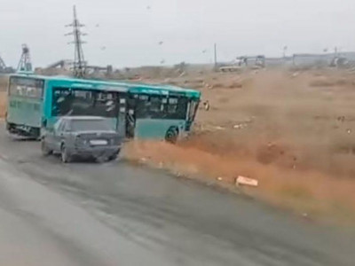 Жолаушылар автобусы трактормен соқтығысып, 21 адам зардап шекті (видео)