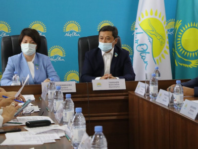 Nur Otan: Түркістанда құрылысы кешеуілдеген мектептер мәселесі талқыланды