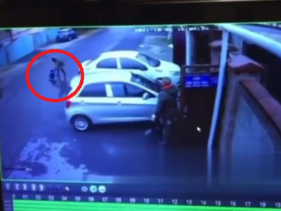 Алматыда әйел адам баланы көлік дөңгелегінің астына тастамақ болған (видео)