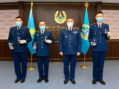 Министр көпірден секірген жүкті әйелді құтқарған полицейді марапаттады