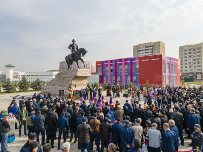 Талдықорғанда Жолбарыс биге еңселі ешкерткіш орнатылды