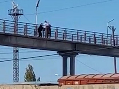 Жанында сіңлісі жылап тұрды: Түркістанда көпірден секірмек болған әйел құтқарылды