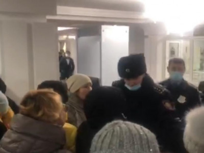 Көп балалы аналар министрлікке барып Алексей Цойдың отставкаға кетуін талап етті