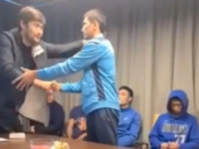 "Дикий" Арман әлем чемпионатында жеңілген боксшыларға ақша таратты