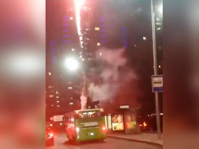 Алматыда автобустың төбесіне шығып, отшашу атқандар ұсталды