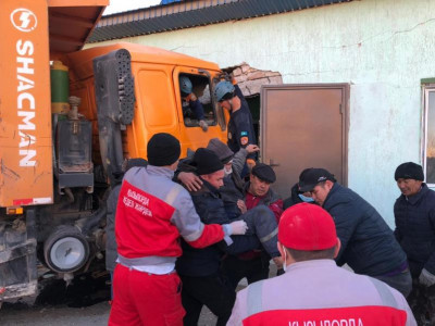 Тұрғын үйге соғылған: Қызылордада көлігіне қысылып қалған жүргізуші құтқарылды