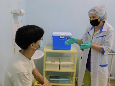 Елордалық жасөспірім бірінші болып Pfizer вакцинасын салдырды