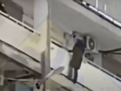Ақтауда көпшіліктің көзінше өз-өзіне қол салмақ болған 46 жастағы әйел құтқарылды