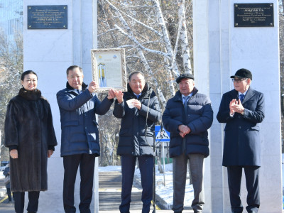 ҚазҰУ қалашығында 19 метрлік сағат стеласы орнатылды
