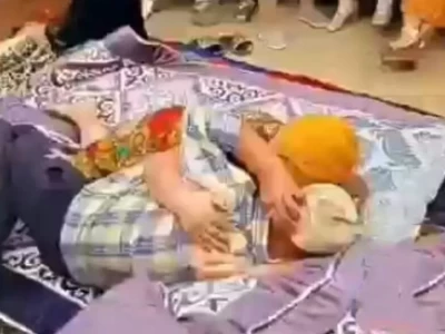 Көптің көзінше көрпе астында аймаласқан ересектер сынға қалды (ВИДЕО)