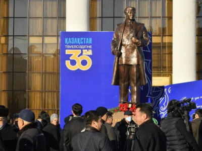 Жұмат Шанинге ескерткіш қойылды