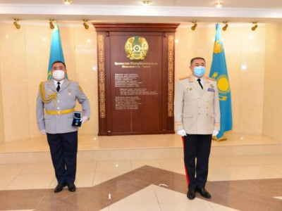 Дәретханаға түсіп кеткен балаларды құтқарған полицей марапатталды