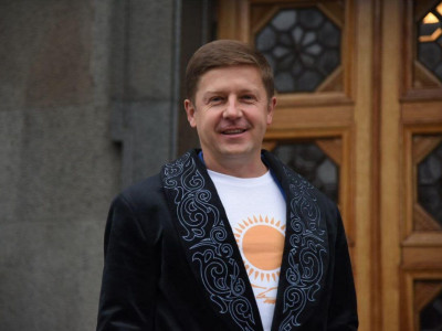 Украиналық депутат Радаға қазақ шапанымен келді