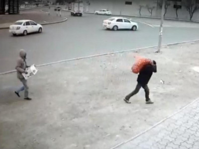 Ақтауда базардан азық-түлік ұрлағандар видеоға түсіп қалды