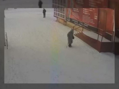 «Келіңіз, көмектесейін»: Петропавлда ер адам зейнеткерді тонады