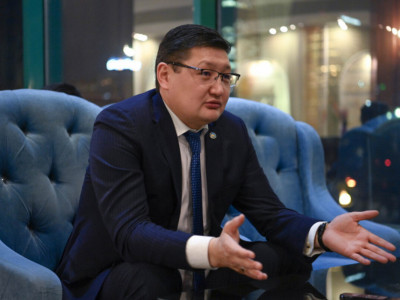 Берік Уәли Президенттің неге орыс тілінде сұхбат бергенін түсіндірді