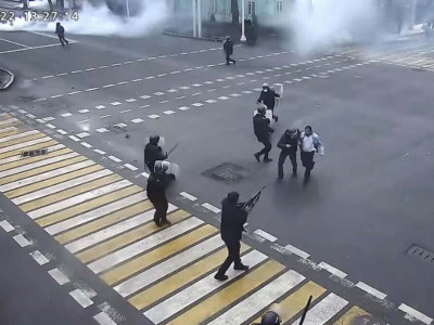Алматыда полицейлердің соққыға жығылып жатқаны жарияланды (ВИДЕО)
