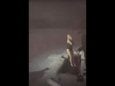 Мұзойыққа секірген әйел балаларының көзінше батып кетті (ВИДЕО)