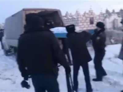 Полицейлер митингке қатысқандардың мүрдесін қазып алып жатыр (ВИДЕО)