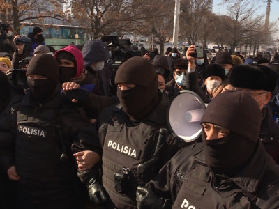 Полицейлер көшеге шыққанның бәріне күш қолданып жатыр ма?
