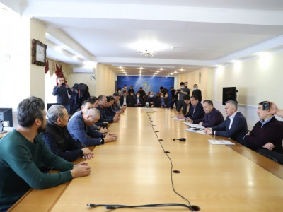 Үкіметтік комиссия Ынтымақ алаңына жиналған белсенділермен кездесті