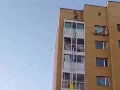 Төменге төсенішпен түспек болған ер адам 9-қабаттан құлады