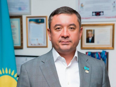 «Идите, в ж...»: көпбалалы аналардан қарғыс естіген депутат мәлімдеме жасады (ВИДЕО)