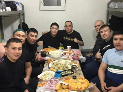 Сотталғандармен бір дастарханда отырған полицейлердің фотосы жарияланды (ВИДЕО)
