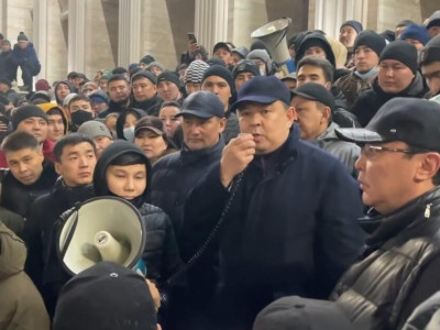 Бозымбаев митингте кімді және неге балағаттағанын айтты (ВИДЕО)