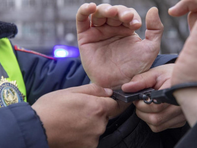 Полицейлер келіншегін перзентханаға апара жатқан студентті де ұстап әкеткен