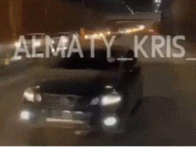 Алматыда нөмірі жоқ автокөлік жол бойында артымен жүрген (ВИДЕО)