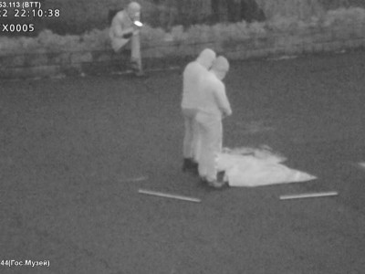 Орталық музейге шабуылдағандар көшеде намаз оқып тұр (ВИДЕО)