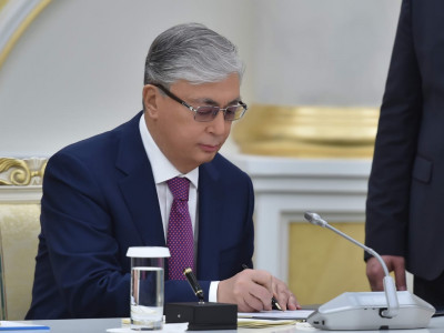 Президент Елбасының өкілеттіктерін тоқтату туралы заңдарға қол қойды