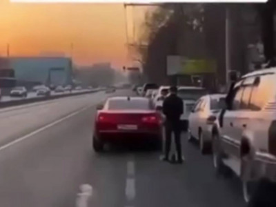 Алматыда қымбат көлік иесі жол ортасында намаз оқыды (ВИДЕО)