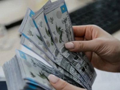 Қостанайлық шенеунік қызметкерлеріне аударған заңсыз сыйақының жартысын өзі алған