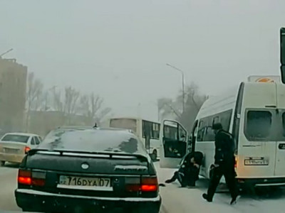 Оралда автобус жүргізушілері төбелесті (ВИДЕО)