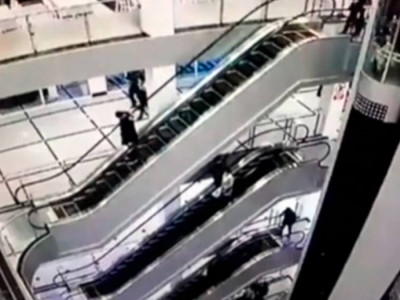Атасы мен немересі сауда орталығындағы эскалатордан құлап қаза тапты (ВИДЕО)