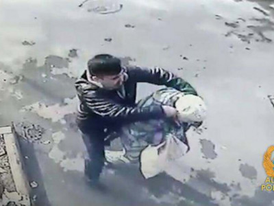 Алматыда ер адам зейнеткерлердің құлағынан сырғасын жұлып алған (ВИДЕО)