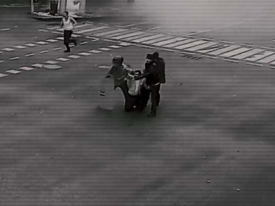 Бұзақылар полицейді тізерлетіп отырғызып ұрып-соққан (ВИДЕО)