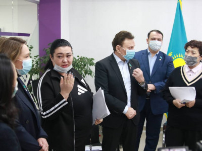 Мүгедектігі бар балалардың аналары депутаттарға денсаулық сақтау жүйесіне сенбейтіндерін жеткізді