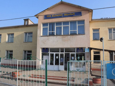 Қабырғасы жарылып, шатыры тесілген мектепте 500 оқушы білім алып жүр
