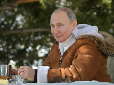 «Көлеңкесінен қорыққан» Путин аспаздарына дейін жұмыстан шығарған