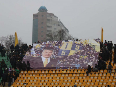 Алматыда футбол жанкүйерлері Қайрат Боранбаевты қолдады