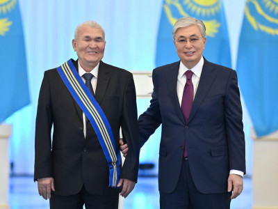 Президент Елтаңба авторын құттықтады