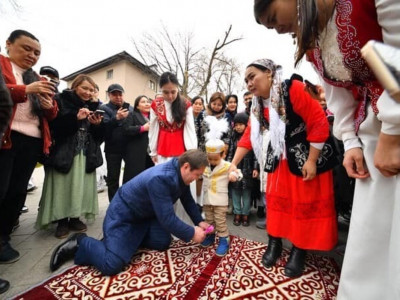 Шымкент қаласының әкімі бүлдіршіннің тұсауын кесті