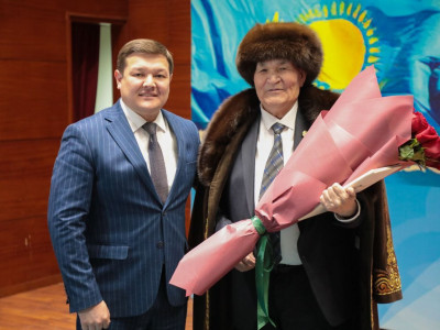 Асхат Оралов сәулетші Жандарбек Мәлібекұлын 80 жас мерейтойымен құттықтады