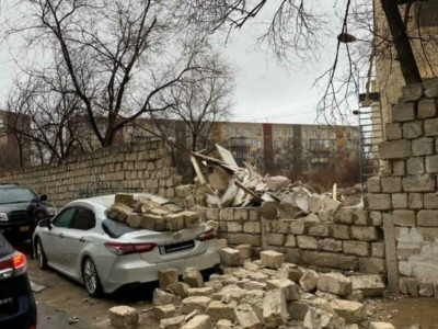 Ақтауда қатты желден көпқабатты үйдің қасбеті құлап, көліктер қирады